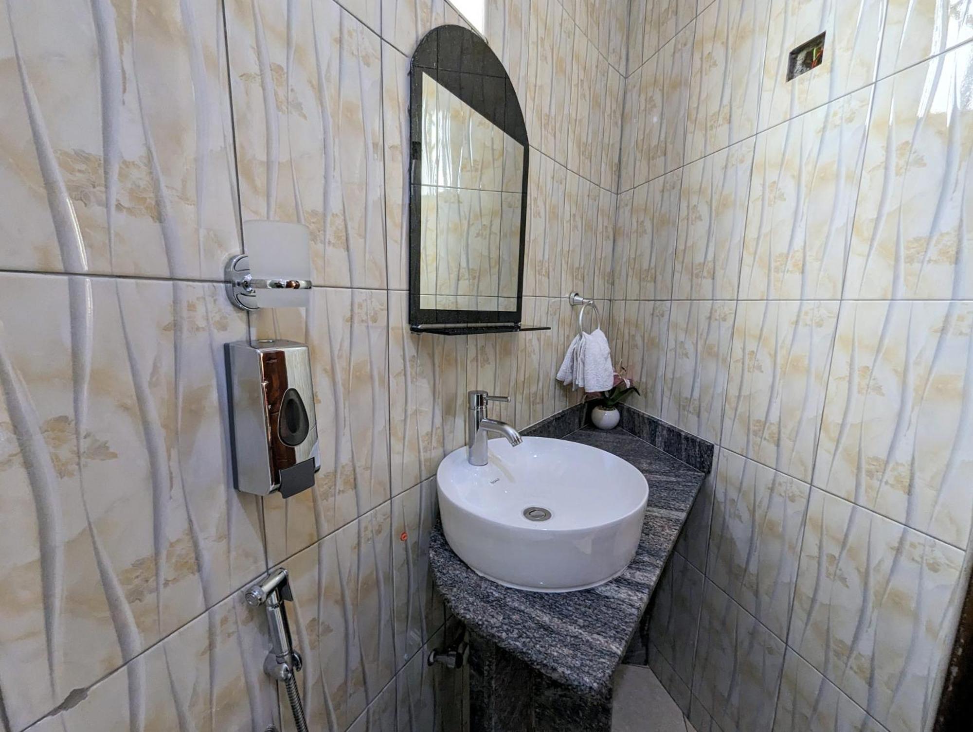 Oslo Gardens Bed & Breakfast エンテベ エクステリア 写真