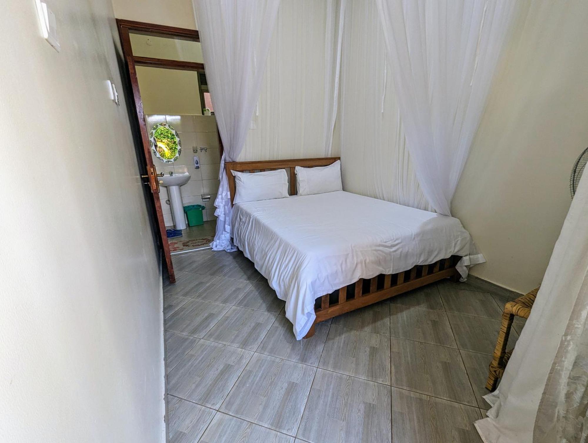 Oslo Gardens Bed & Breakfast エンテベ エクステリア 写真